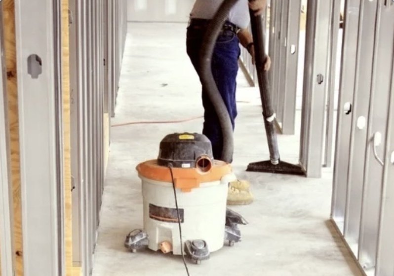 Aspiration des poussières sur un chantier en fin de travaux