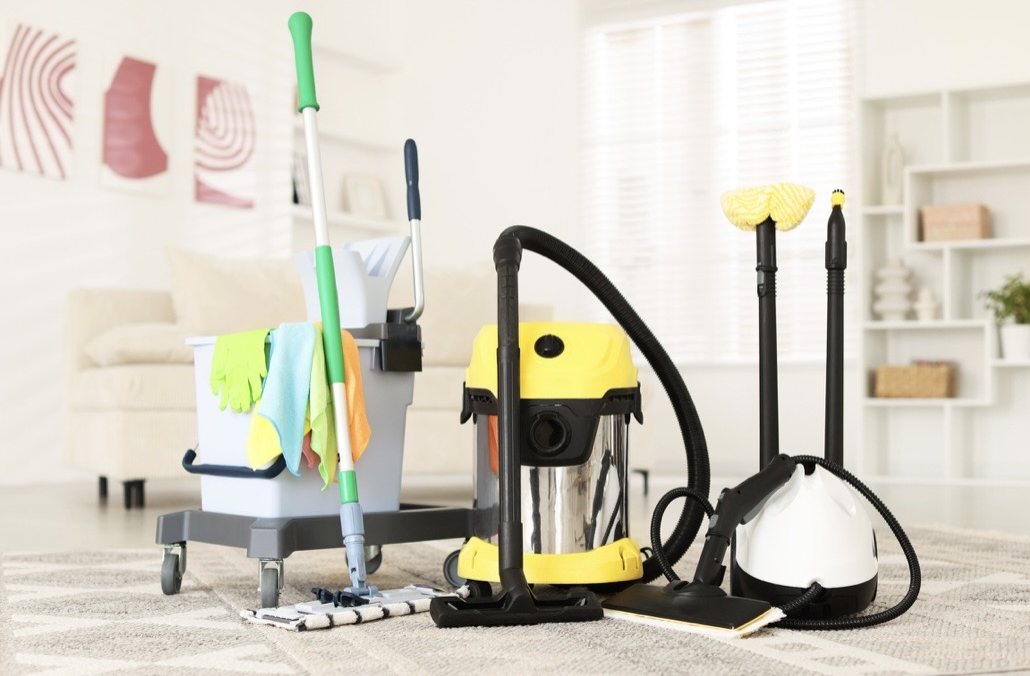 Matériel de nettoyage professionnel : chariot de lavage, aspirateur et nettoyeur vapeur